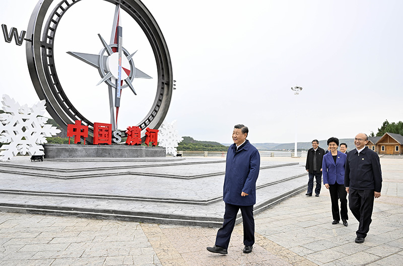 9月6日至8日，中共中央总书记、国家主席、中央军委主席习近平在黑龙江考察。这是6日下午，习近平在大兴安岭地区漠河市北极村考察。